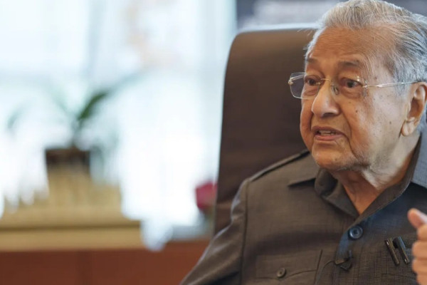 मलेसियाका पूर्वप्रधानमन्त्री महाथिर घरमै लडे, अस्पताल भर्ना